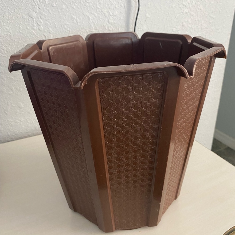 Rubbermaid Wastebasket